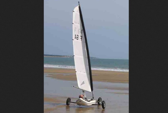 Char sur la plage face a la mer